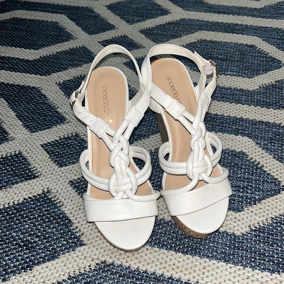 Shoedazzle white wedges size 6 - Picture 2 of 9